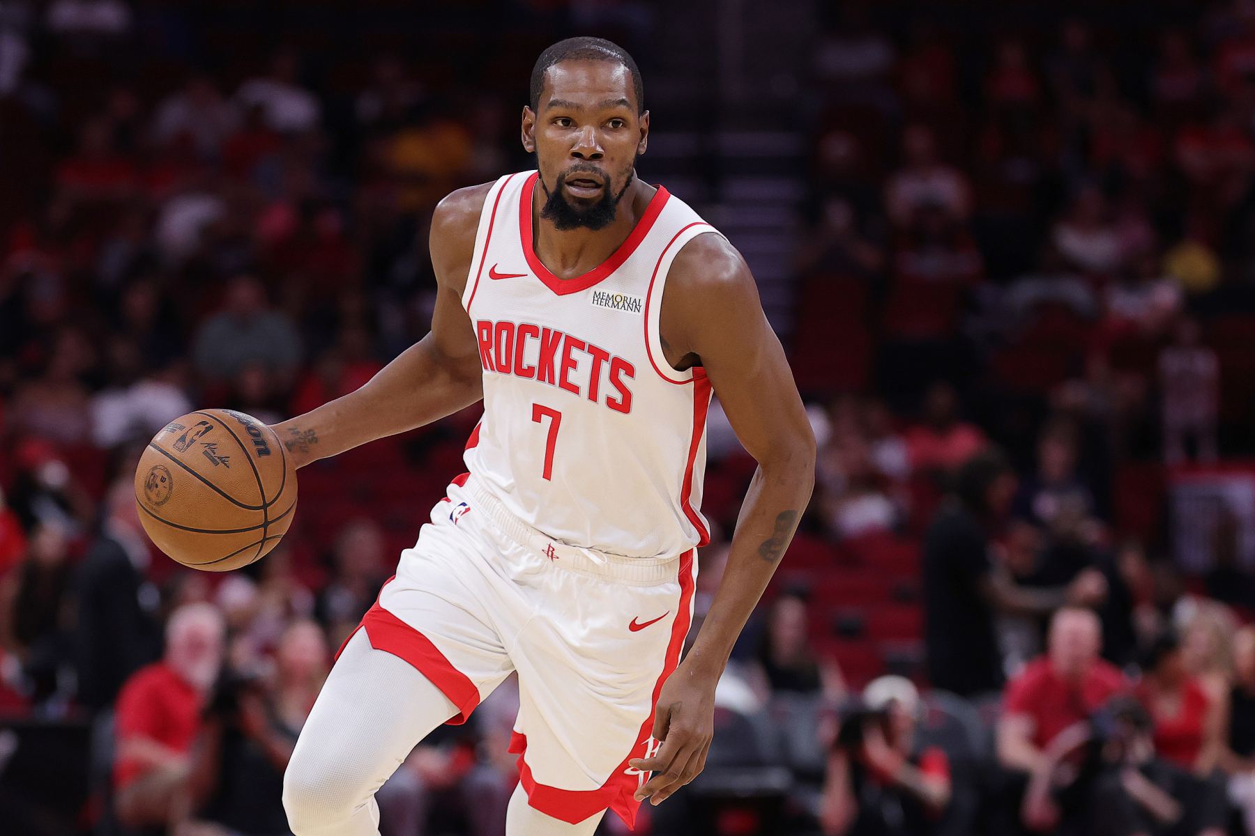 KD: チームメイト間のプライベートな関係は重要ですが、真の相性はコート上で築かれます。